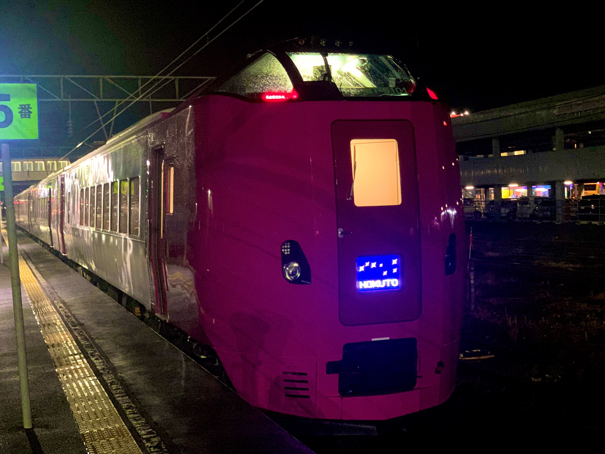 本間かつみ キハ261系5000代 はまなす 編成が11月7日 8日特急北斗として運転 8日 札幌行き特急北斗 19号として運転された はまなす 編成を五稜郭駅5番ホームで迎えました キハ261系 はまなす編成 本間かつみ キハ261系5000代 はまなす 編成が11月7日 8日特急北斗として運転 8日 札幌行き特急北斗 19号として運転された はまなす 編成を五稜郭駅5番ホームで迎えました キハ261系 はまなす編成