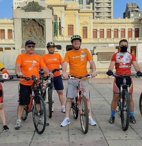 rodrigopaiva_mg's tweet photo. Ontem fiz um passeio de bicicleta com o candidato @heliofilhobh, além de divertido foi importante para reafirmar meu compromisso de mobilidade com nossa cidade.
Trajeto: Praça da Liberdade até a Praça da Estação.
#EleSimBH #PartidoNovo30 #RodrigoPaiva30 #EleSim30 https://t.co/ZmeHGVVuK2