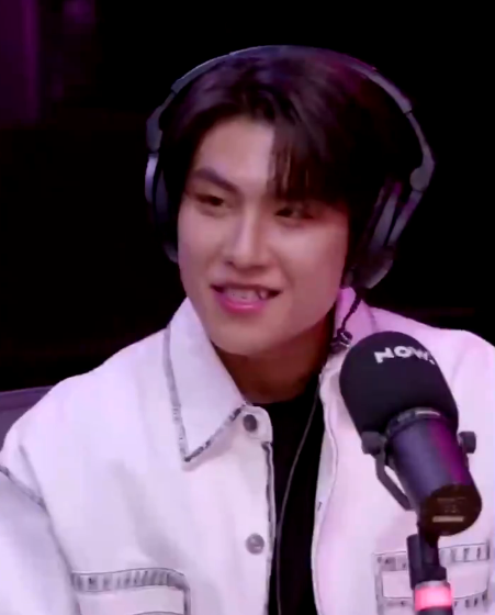 happhwiness's tweet photo. the face of a boy who knows (and is confident) that he's the one who dotes on daehwi the most while the other hyungs fight over that said position 😂❤️ https://t.co/uIC3FJ8NKv