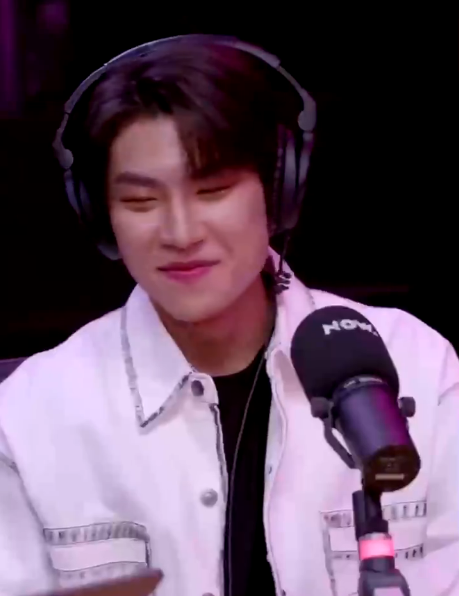 happhwiness's tweet photo. the face of a boy who knows (and is confident) that he's the one who dotes on daehwi the most while the other hyungs fight over that said position 😂❤️ https://t.co/uIC3FJ8NKv
