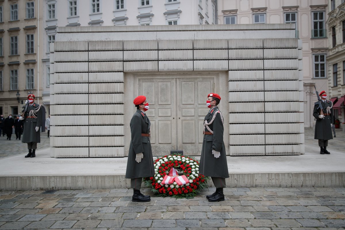 MatzholdMarkus's tweet photo. Kranzniederlegung am Mahnmal für die jüdischen Opfer am Judenplatz in Wien. Zum 82. Mal jähren sich die Ereignisse der Novemberpogrome von 1938. Nationalratspräsident Wolfgang Sobotka legte in Vertretung von  @vanderbellen den Kranz nieder. Die #Garde unterstütze.
#Bundesheer https://t.co/n0jX4Fesnk