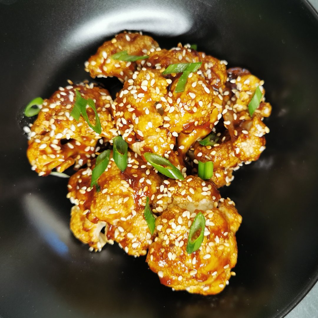 thensvvegan's tweet photo. Sticky teriyaki inspired cauliflower. 🤤 #veganrecipes #plantbasedfood #veganquickmeals #veganisdelicious #plantbasedrecipies #cauliflower https://t.co/uILroFbff0