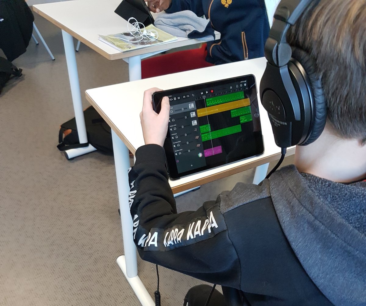 sacem's tweet photo. Le 5.11 s'est déroulée la restitution finale du projet @fsongwriting_eu au Collège Rosa Parks (Roubaix)

Sur une semaine, des élèves de 6eme ont été initiés à la création sur #GarageBand, donnant naissance à 7 créations musicales inédites, avec l’appui de @TuRnStEaK et @ara_asso https://t.co/IHHle1AjTG
