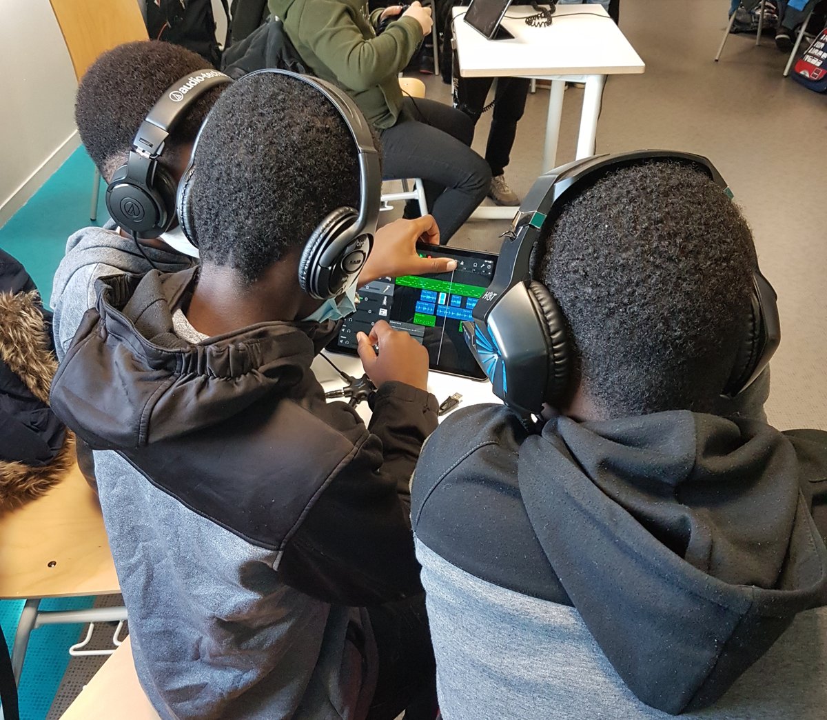 sacem's tweet photo. Le 5.11 s'est déroulée la restitution finale du projet @fsongwriting_eu au Collège Rosa Parks (Roubaix)

Sur une semaine, des élèves de 6eme ont été initiés à la création sur #GarageBand, donnant naissance à 7 créations musicales inédites, avec l’appui de @TuRnStEaK et @ara_asso https://t.co/IHHle1AjTG