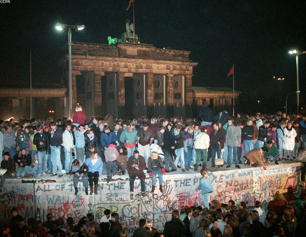 GermanyinUSA's tweet photo. Today is the anniversary of the fall of the Berlin Wall! 🎉

The Wall divided East and West Berlin for 28 years. But today marks 31 years since ordinary Berliners tore it down! 

Do you remember that fateful day? 🇩🇪🤝🇺🇸
#FalloftheWall https://t.co/uk9fZ7p2zX