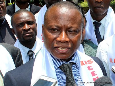 Ds une conversation avec un des ses collègues à l'hémicycle du palais du peuple, l'hon Chérubin OKENDE confirme avoir signé la pétition en contre partie d la perception d'argent pendant que son collègue dit être prêt à signer mais le fait que cela soit monnayé lui a fait reculer