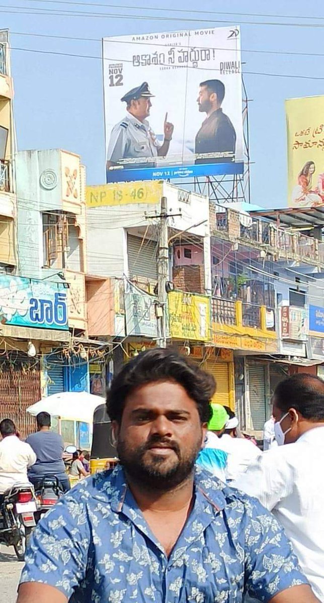OSFC_Telugu's tweet photo. #Suriya anna's cult fan Apache Nani from Warangal with the promotional hoardings of #AakaasamNeeHaddhuRa in Telangana 🤩🔥

#సూర్యANHRపండగ12నుండి

#SooraraiPottru @Suriya_offl https://t.co/8DbKAPy19I