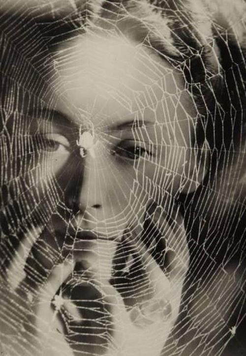 TwitlessManuela's tweet image. Maravillosa Dora Maar, 'The years lie in wait for you' (1936). Aracne desde los hilos de los siglos. #art #arte #doramaar #surrealism #photography #surrealist
