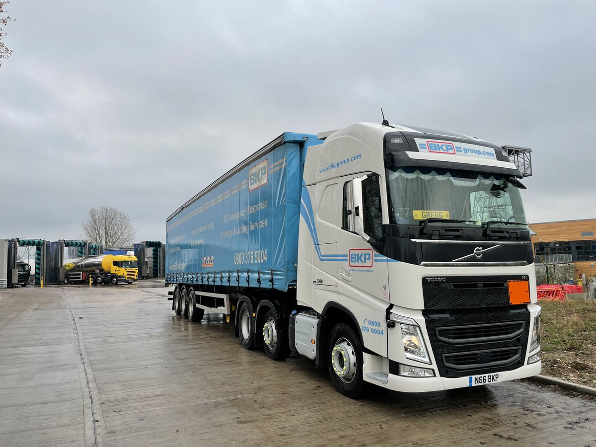 RMLDLTD's tweet image. Nice to finally meet you Laura, @LymmTruckWash 😎 Shine on! #cleanmachine @VolvoTrucksUK @GroupBkp oh and @N33BKP your famous already :-) x