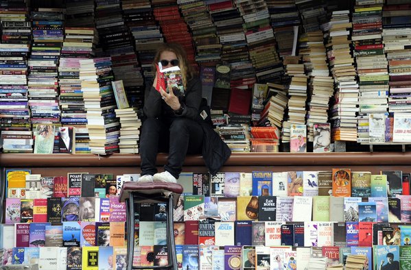 outilstice's tweet photo. S'évader par la lecture. La liste complète des sites proposant des ebooks à télécharger gratuitement pendant le confinement. Nov 2020. https://t.co/K6YWha2Xku https://t.co/vj0t6i0Yee