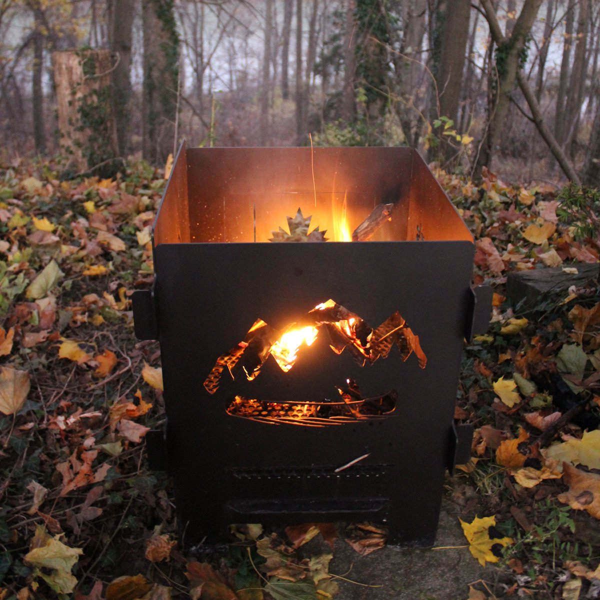 We took the collapsible fire pit on an adventure this weekend!  This us getting it #firedup to enjoy a crisp fall evening outside! 🍂🍂
#shoplocal #madeincanada #firepitseason #firepitnight