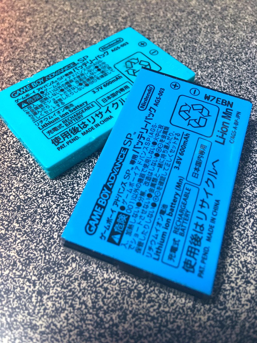 さらしる ゲームボーイアドバンスspのバッテリー Ags 003 が膨らんだり干上がっちゃって使えなくなっちゃった時は どのご家庭にも何個か転がってるnintendo Dsのバッテリー Ntr 003 をひっぺがして突起をニッパーで切り落としてgbaspに突っ込めば復活する