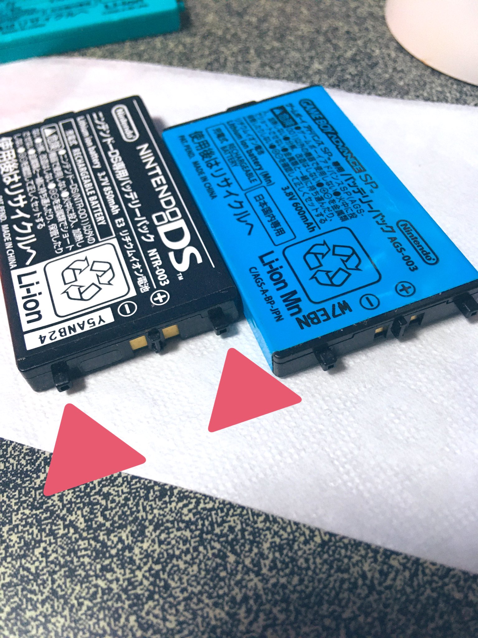 さらしる ゲームボーイアドバンスspのバッテリー Ags 003 が膨らんだり干上がっちゃって使えなくなっちゃった時は どのご家庭にも何個か転がってるnintendo Dsのバッテリー Ntr 003 をひっぺがして突起をニッパーで切り落としてgbaspに突っ込めば復活する