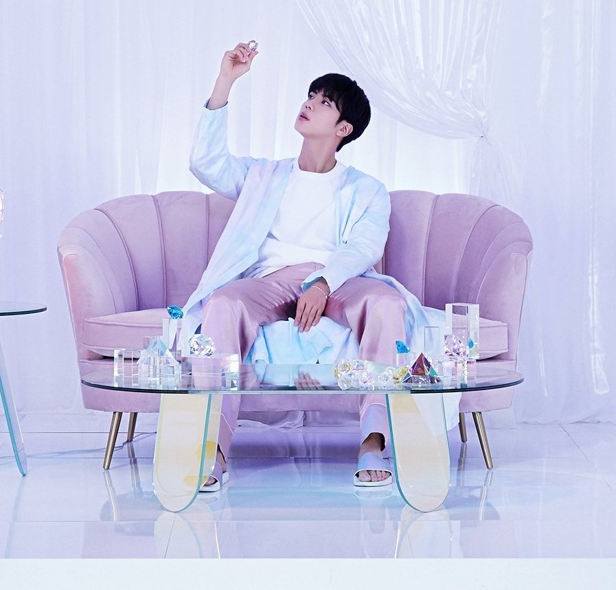 The clam shell couch Seokjin chose is quintessential art-deco, it has the fanning structure so popular in 1920s architecture and interior design! It is also a staple of the glamorous classic Hollywood style. +