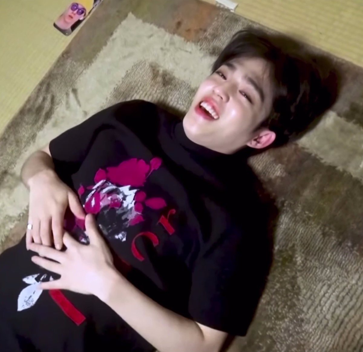 SCOUPS_mov's tweet photo. 배 위에 손 올려두는거 너무 귀엽네 https://t.co/J8KgofdT9B