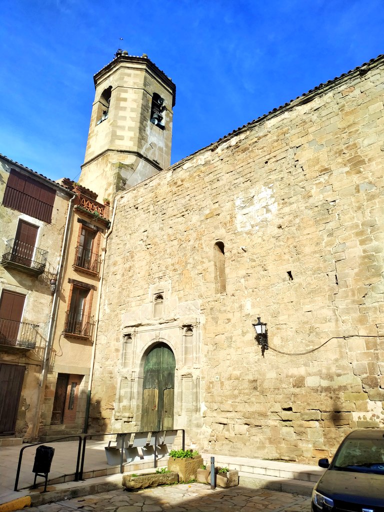 CSikarra's tweet photo. A un lateral de l'església de Sant Gil de @AjuntamentTora, trobareu la capella funerària dels senyors de Cardona, Ramon i Margarida. 
Però si en voleu veure el sepulcre, haureu d'anar a Baltimore i a Berlín.

#segarrejant https://t.co/8iyqqkwTsQ