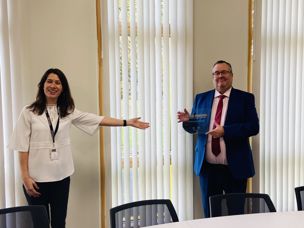 pam_mason_GST's tweet photo. What a Motivating Monday, @EndeavourFeder1 presenting Alan Braven with a wonderful Gold Award plaque for their work around staff wellbeing! Well done 👏 #wellbeing #leadership #award #mondaymotivation 🥇 @OneEducationHR https://t.co/Jjtm20OsM2