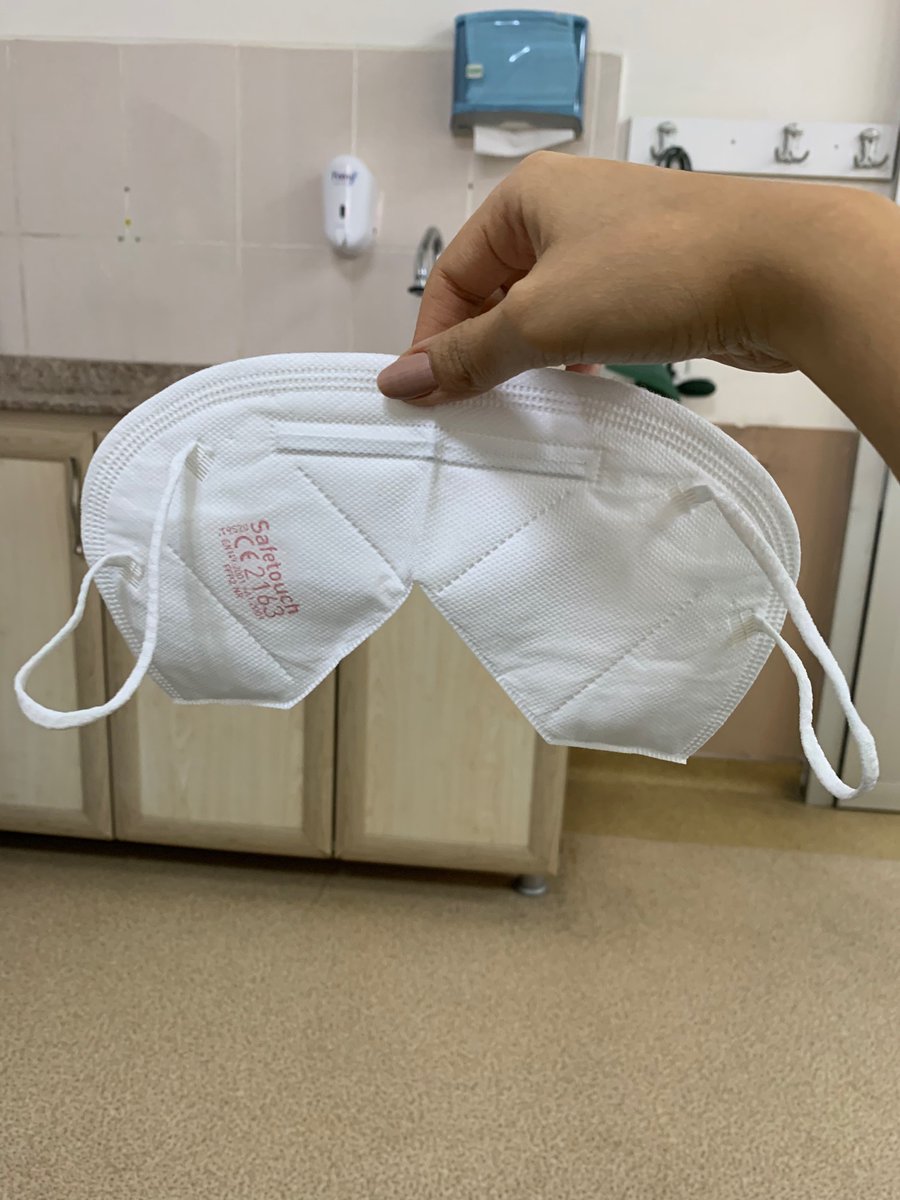 busrayumak's tweet photo. Ağız burun tam kapatmayan hava alan maskelerle acil serviste,covid polde çalışmak istemiyoruz.Daha açarken yırtılan bir maskeden ne bekleyebiliriz.Bu maskelerle covid pol yapmamız sürüntü almamız entübasyon gerçekleştirmemiz isteniyor.@doktorlarsitesi @hekimRT @saglikbakanligi https://t.co/P4GGHfe4pY