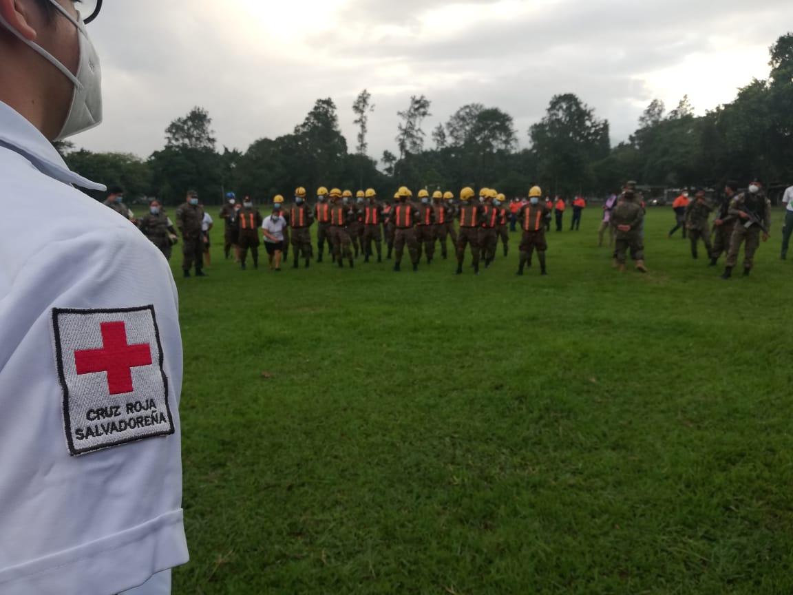 ATV_C17's tweet photo. 50 elementos, de @CruzRojaSal de diferentes unidades especializadas, están en Caballería recibiendo instrucciones para salir hacia Guatemala y Honduras, como parte de la misión país, del Sistema Nacional de @PROCIVILSV para apoyar a los países mencionados, afectados por #Eta. https://t.co/5MHxI0VjNo
