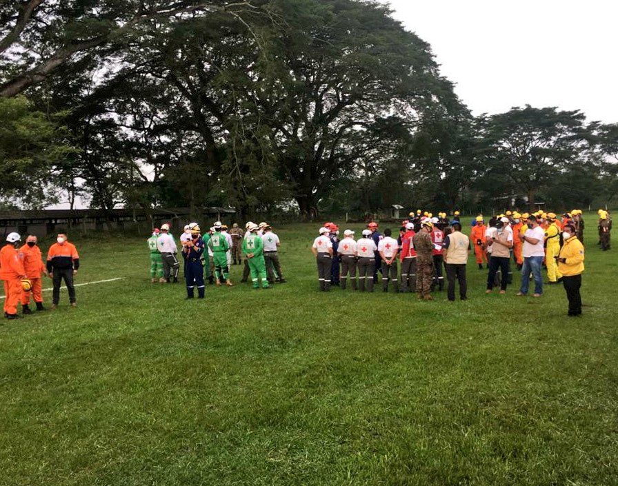 ATV_C17's tweet photo. 50 elementos, de @CruzRojaSal de diferentes unidades especializadas, están en Caballería recibiendo instrucciones para salir hacia Guatemala y Honduras, como parte de la misión país, del Sistema Nacional de @PROCIVILSV para apoyar a los países mencionados, afectados por #Eta. https://t.co/5MHxI0VjNo