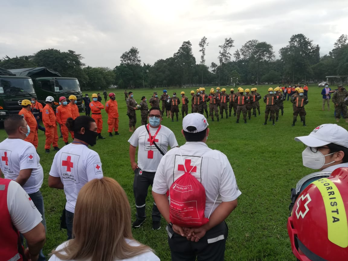 ATV_C17's tweet photo. 50 elementos, de @CruzRojaSal de diferentes unidades especializadas, están en Caballería recibiendo instrucciones para salir hacia Guatemala y Honduras, como parte de la misión país, del Sistema Nacional de @PROCIVILSV para apoyar a los países mencionados, afectados por #Eta. https://t.co/5MHxI0VjNo