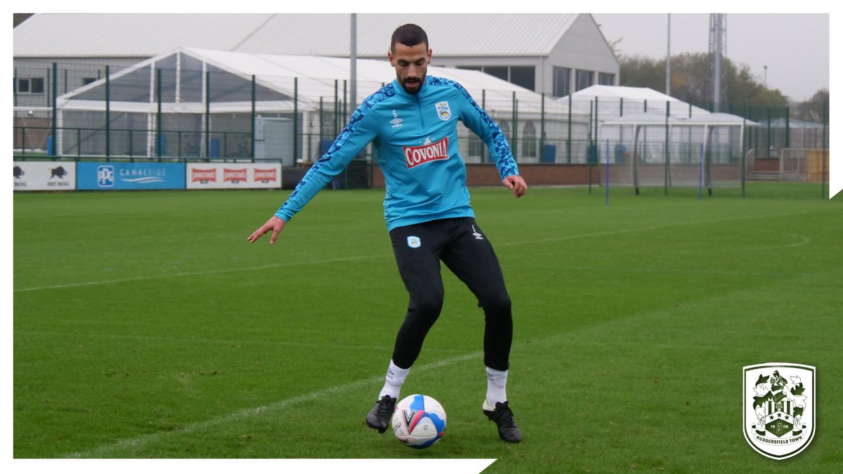 htafc's tweet photo. 👌 Álex on the grass

#htafc https://t.co/sHCJwmQseA