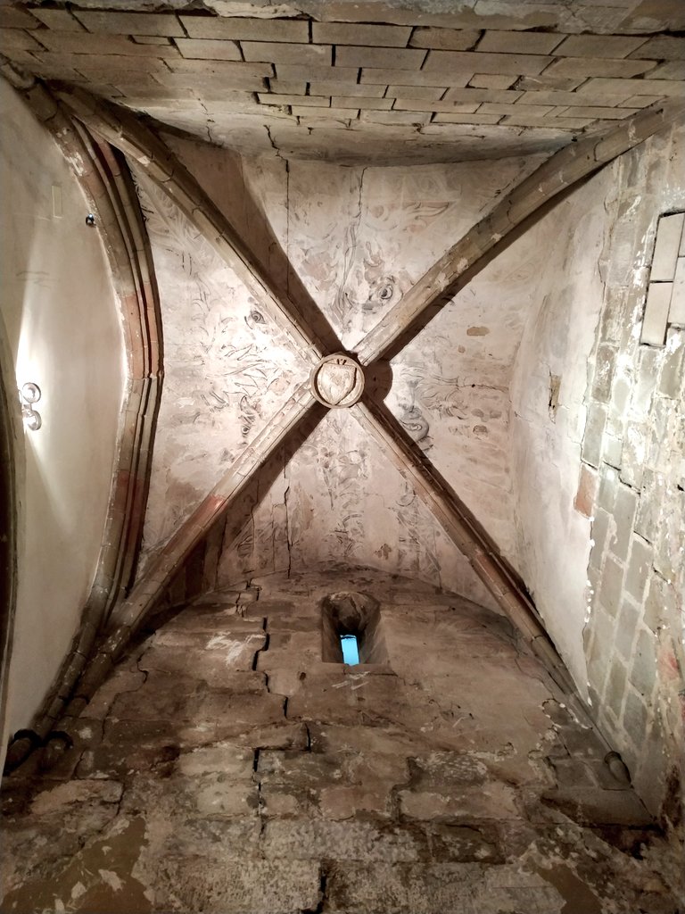 CSikarra's tweet photo. A un lateral de l'església de Sant Gil de @AjuntamentTora, trobareu la capella funerària dels senyors de Cardona, Ramon i Margarida. 
Però si en voleu veure el sepulcre, haureu d'anar a Baltimore i a Berlín.

#segarrejant https://t.co/8iyqqkwTsQ