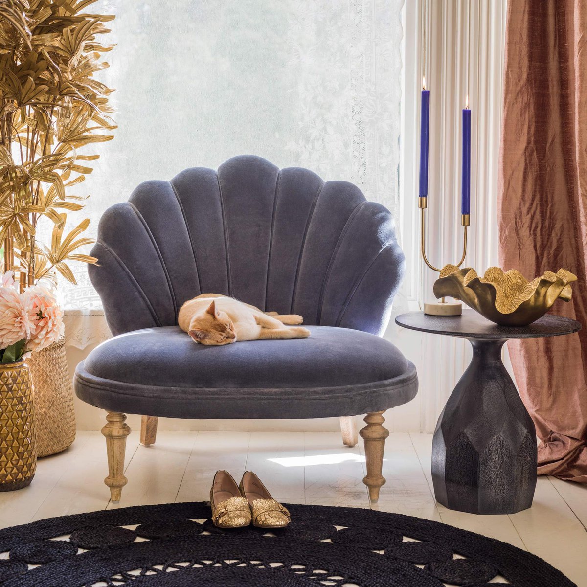 The clam shell couch Seokjin chose is quintessential art-deco, it has the fanning structure so popular in 1920s architecture and interior design! It is also a staple of the glamorous classic Hollywood style. +