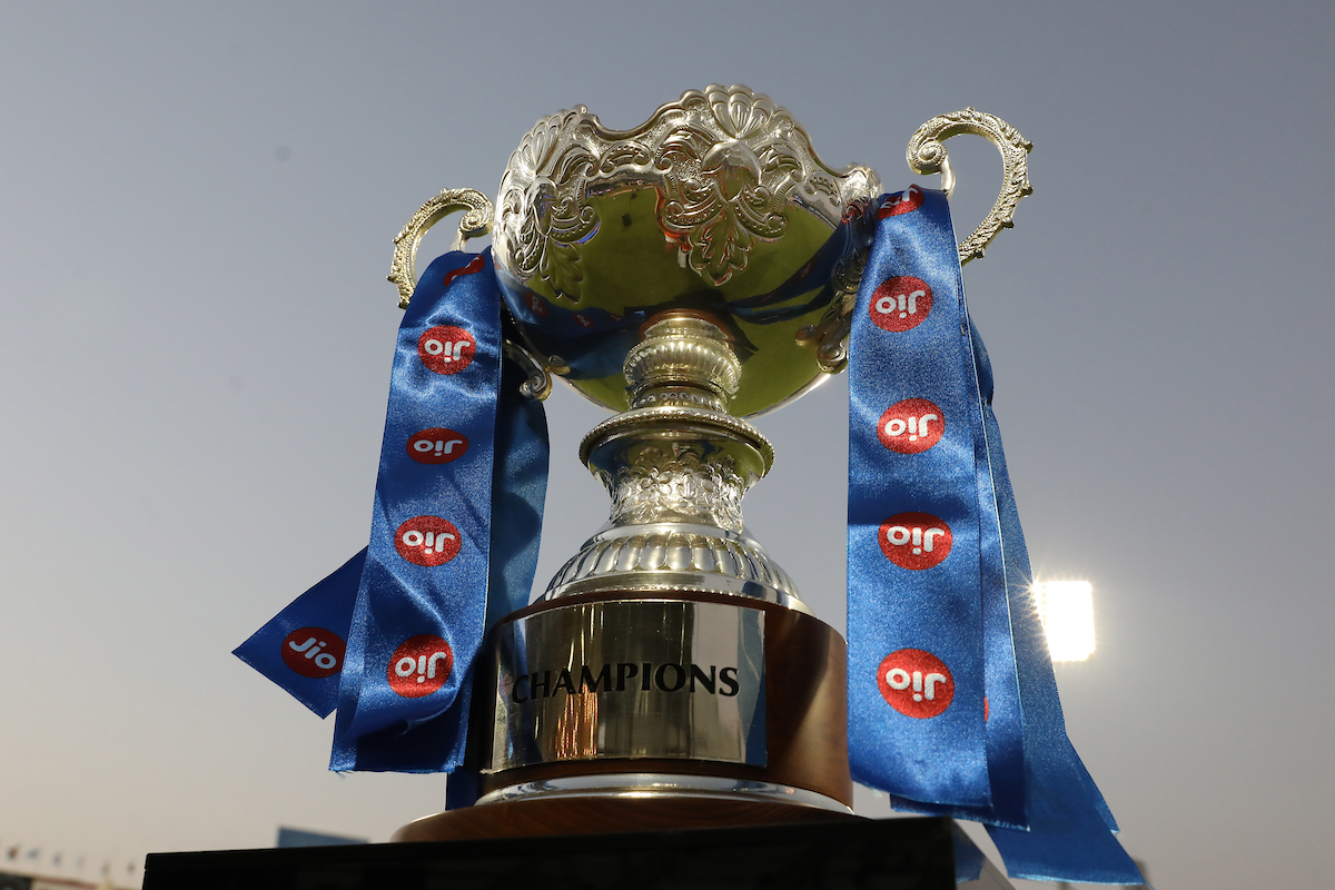 Ydvboy018's tweet photo. Who's taking this home tonight?

#Harmanpreet or #Smriti ?

#JioWomensT20Challenge https://t.co/0r5qs6TLyf