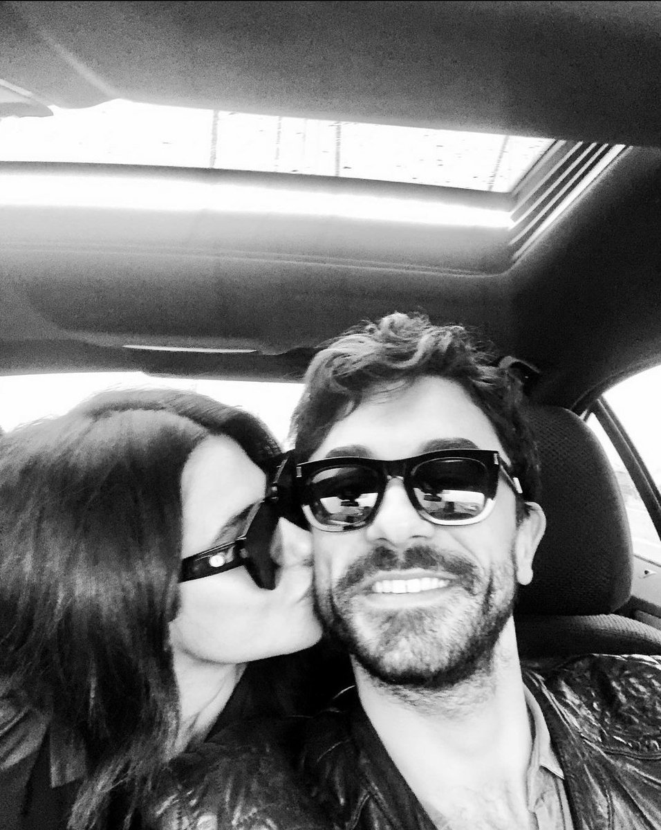 Hayat sürprizlerle dolu..🥰
Yakışmışlar ama ya
Çok mutlu olun! ❤🖤