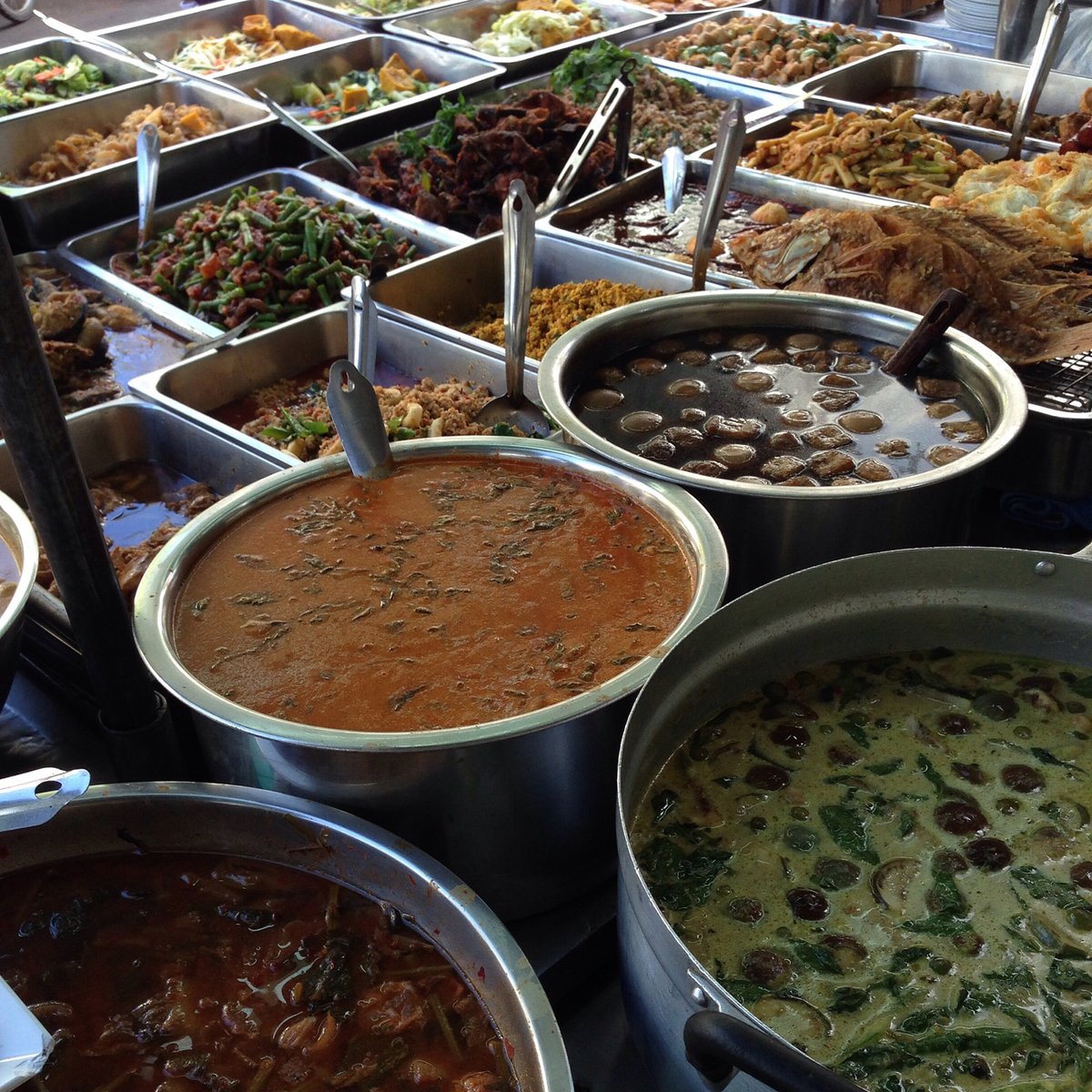 DiscoveringBKK's tweet photo. Bangkok: the street food capital of the world.

⁣⁣⁣🔗  https://t.co/aFbSRJcYev

📷  https://t.co/HEOQK6mrPF

#discoveringbangkok #bangkoksights #bangkokculture #bangkokcityviews ⁣⁣#explorebangkok #streetfood #thaifood #chinesefood #yaowaratroad #chinatownbangkok https://t.co/1V07CxBMVJ