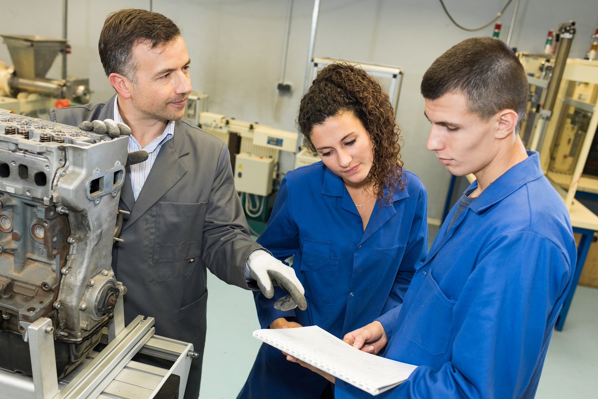 ETUCE_CSEE's tweet photo. We welcome the relaunch of the European Alliance for Apprenticeship. 

🍃 Green and 🖥️ digital transition of #VET should start with supporting the upskilling of teachers #EUVocationalSkills #ApprenEU 

More info on teachers’ views 👉 https://t.co/Dx0f97zA1x https://t.co/YOiB5CJa2o