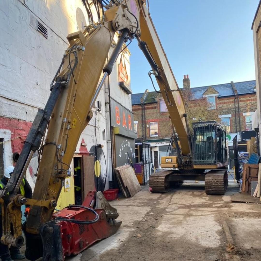 ShacaConstruct's tweet image. Getting ready for demolition - a 20 ton demolition machine with 18m long reach boom has been delivered to a project in Walthamstow.

#demolitionworks #Londonconstruction