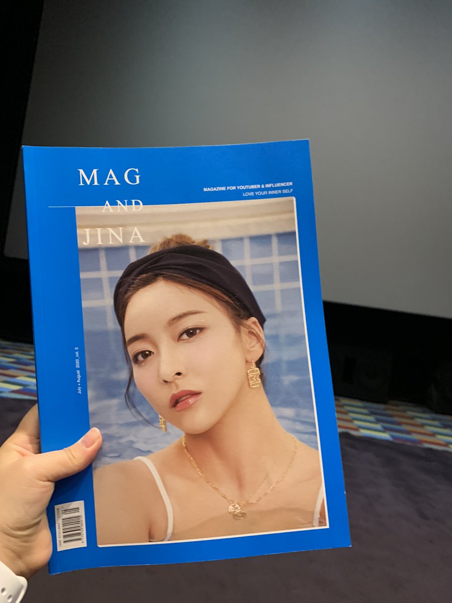 fx9575's tweet photo. 애비규환 시사회 갔는데 맥앤지나 루나호 주더라구요? 아ㅠㅠㅠㅠ 심장아 누가 줬는진 모르겠지만 그냥 내맘대로 함수 친목 응원할래요💜💜 https://t.co/JBNqaE301l