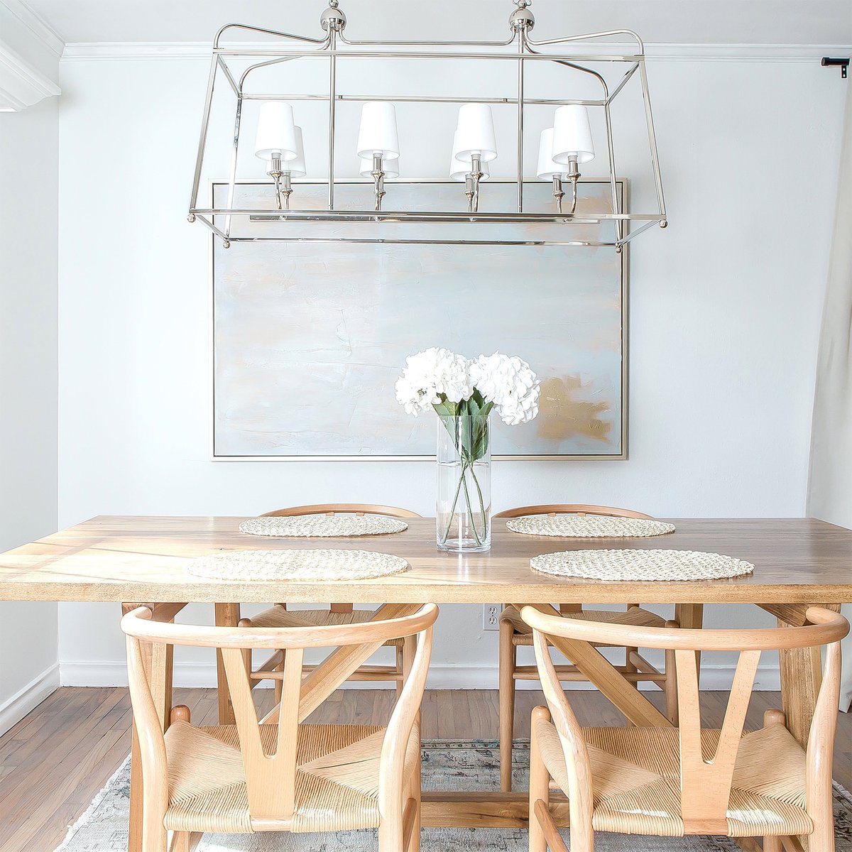 lights_online's tweet image. Get inspired by the clean, transitional style of the @CrystoramaLight Sylvan linear chandelier, designed by @libbylangdon!

lightsonline.com/crystorama-224…

#LinearChandelier #Chandelier #DiningRoomTable