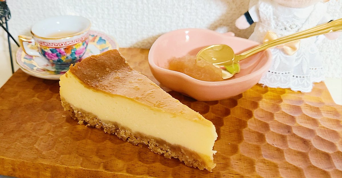 てん 早く寝る 昨日作ったチーズケーキを食べる時に可愛い給仕さんにいて欲しいなと突然思い立ち まぼぬいにエプロンワンピ作ってみました 似合ってるよ まぼぬい まぼぬい 手作りチーズケーキ