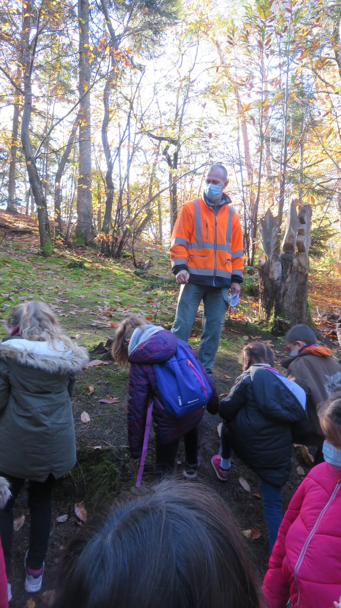 PaysRlv's tweet photo. [SPÉCIAL JEUNE PUBLIC]Retour sur la visite #nature de ce matin dans la #forêt de #ChâtelGuyon avec une classe de CE1 dans le cadre du projet #Arbres. Un grand merci à Loïc Bertrand, #sylviculteur employé aux espaces verts de @Chatel_Guyon pour son intervention riche et ludique. https://t.co/b5cV0zHQEs