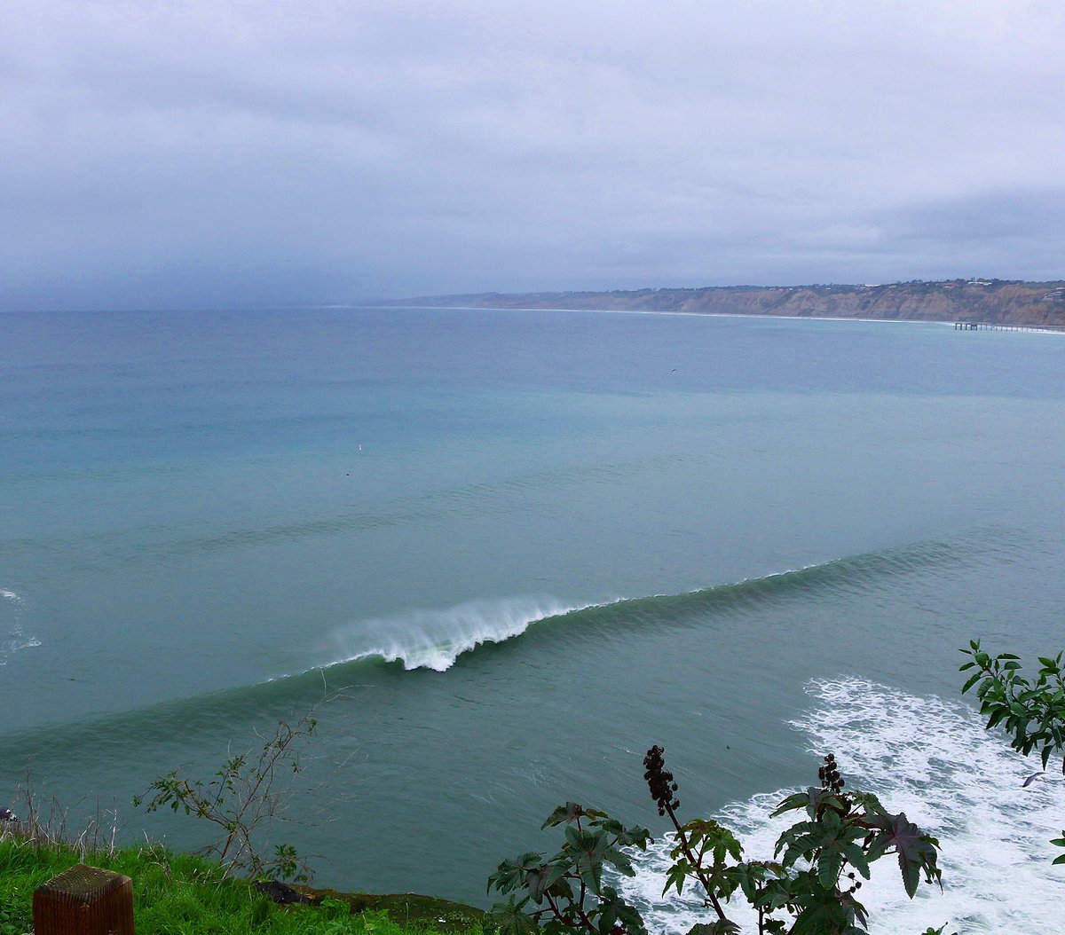 Stormy waves across the pacific this weekend in La Jolla. 🌊 
#LaJolla #UCSD #srippspier #WalterMunkFoundation #SanDiego #WalterMunk #WavesAcrossThePacific
