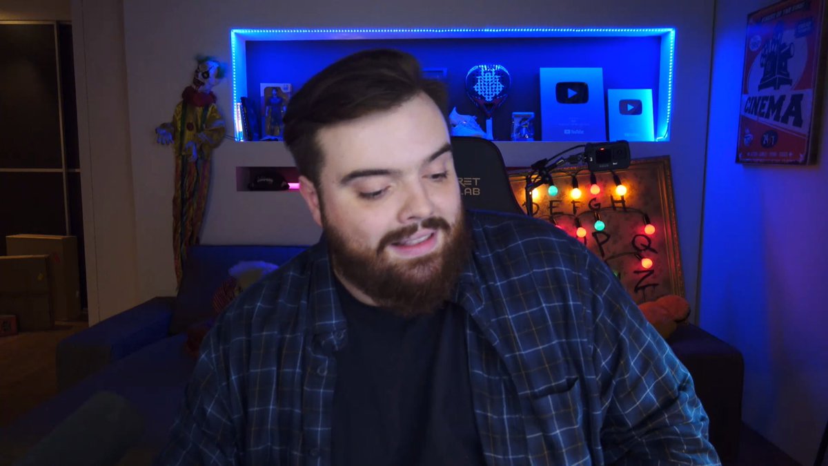 Estamos viendo esto de <a href="/IbaiLlanos/">Ibai</a> y están pasando cosas más raras que en el Upside Down. #UNBOXINGIBAI Twitch.tv/ibai