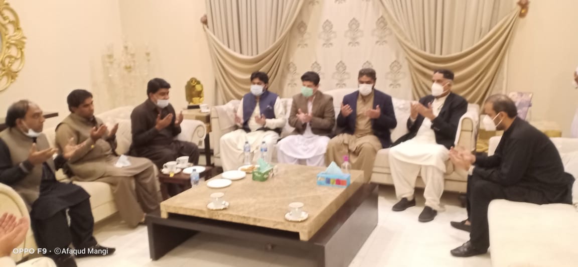 AhmeedJanjhi's tweet photo. پاڪستان پيپلز پارٽي ايم پي اي ارباب لطف الله صاحب ۽ پ پ پ ايم پي اي مير طارق ٽالپر صاحب شاھ ھائوس سکر پهچي پيپلز پارٽي جي اهم اڳواڻ ايم اين اي سيد خورشيد احمد شاھ سان سندس ڀائيٽي جي وصال تي ساڻس تعزيت ڪئي ۽ مرحومه جي ايثال ثواب لاء دعا گهري۔,,,
@arbab_lutfullah @SyedNasirHShah https://t.co/glYUtExsyK