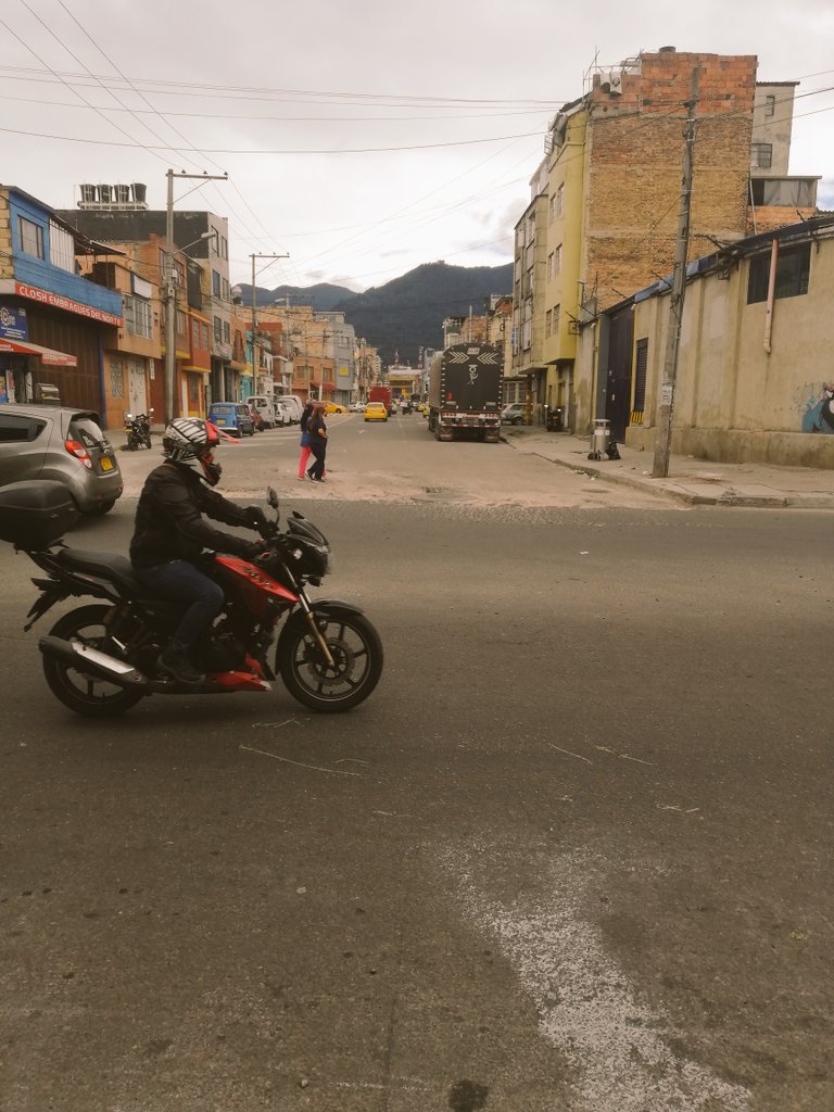 JoseRCasadiego's tweet photo. Calle 22A con carrera 22 esquina, grave situación de maya vial, múltiples accidentes, masivos daños en los vehículos, peatones en riesgo inminente, @UMVbogota @idubogota, la comunidad los nesecita. @manolitosalazar @samirabisambra @ConcejoDeBogota @ClaudiaLopez @LuisErnestoGL https://t.co/4gyp3jpze3