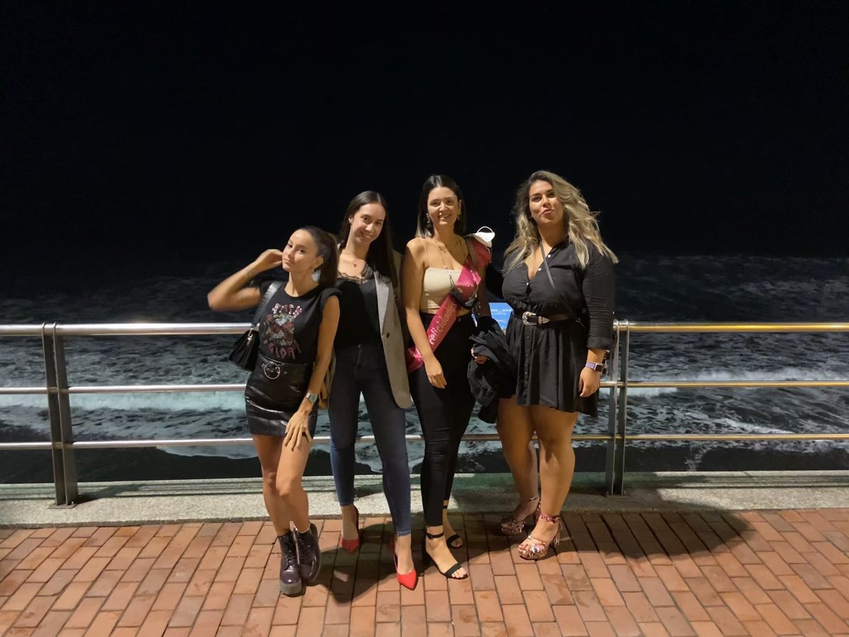 Angelaalonso96's tweet photo. Son my giiiirls ❤️ @Adrianaajeno @MartaGomezSanc2 @marta_hernndez https://t.co/mLHvEWpHcI