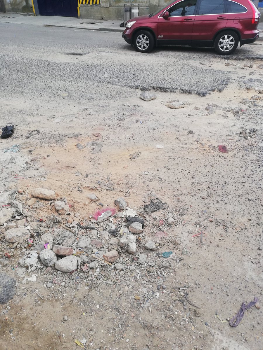 JoseRCasadiego's tweet photo. Calle 22A con carrera 22 esquina, grave situación de maya vial, múltiples accidentes, masivos daños en los vehículos, peatones en riesgo inminente, @UMVbogota @idubogota, la comunidad los nesecita. @manolitosalazar @samirabisambra @ConcejoDeBogota @ClaudiaLopez @LuisErnestoGL https://t.co/4gyp3jpze3