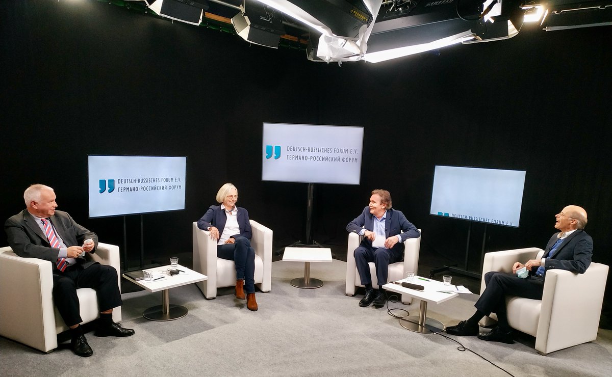 deruforum's tweet photo. "Lockdown der Beziehungen". Diskussionsrunde mit Hermann Krause (vormals ARD, jetzt Kriegsgräberfürsorge), Christiane Hoffmann (SPIEGEL), Michael Thumann (DIE ZEIT) und Alexander Rahr (Buchautor) jetzt zum Anschauen unter https://t.co/r1cnlYN5Gr #DRF2020 https://t.co/Ye2plbHZnl