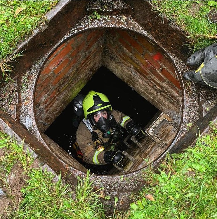 BallyclareInt's tweet photo. Underground Rescue Mission 🕳️

Via @SWFireandRescue https://t.co/nJ6NHv246l