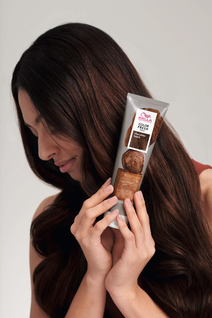 WellaPro's tweet photo. That chocolate touch magic 🙌 Enrich brunettes with our NEW #ColorFreshMask, wherever you are ❤️ #ColorRefreshed #AskForWella #MakeChange https://t.co/dQ96s374E4