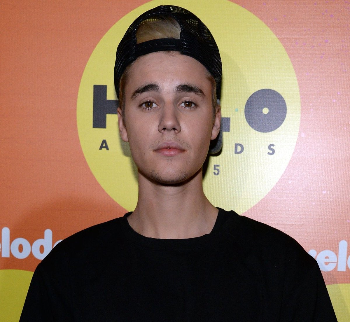 votebybelieber's tweet photo. Stats: AOTY 
 
1- TS : 3.265M (+185.3K)
2- JB : 3.237M (+170.9K)

Gap: 28.3K ! 

I'm voting for Justin Bieber for Artist of the Year at the #AMAs https://t.co/AwUlmD5mm5