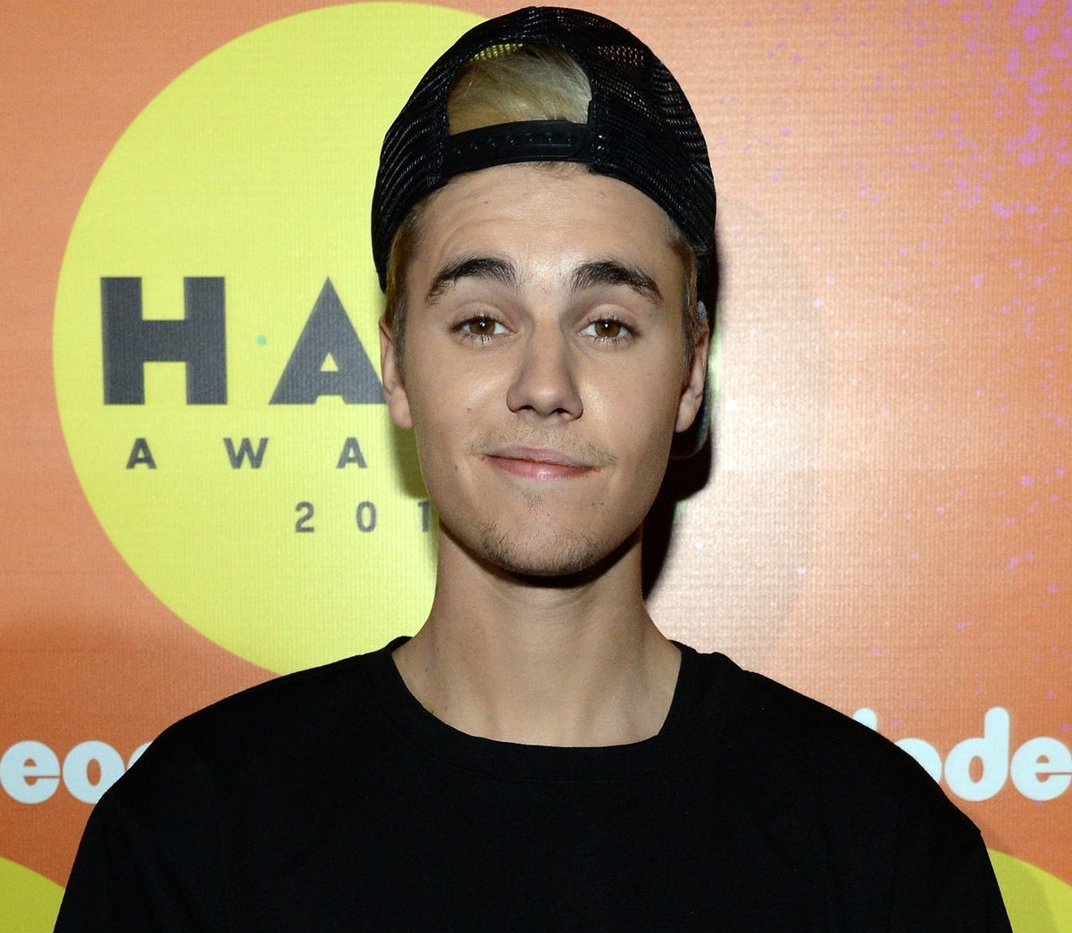 votebybelieber's tweet photo. Stats: AOTY 
 
1- TS : 3.265M (+185.3K)
2- JB : 3.237M (+170.9K)

Gap: 28.3K ! 

I'm voting for Justin Bieber for Artist of the Year at the #AMAs https://t.co/AwUlmD5mm5