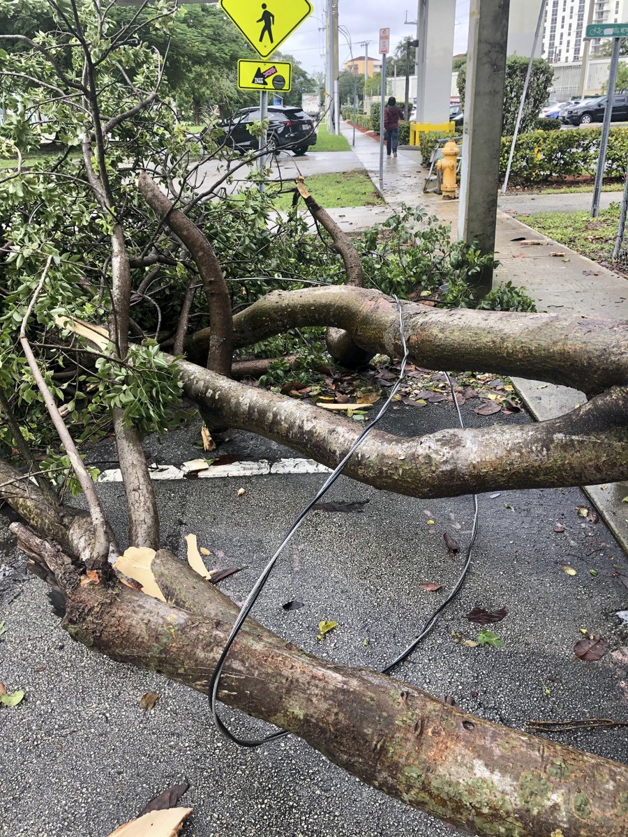 insideFPL's tweet image. It will take longer to restore outages in some areas with severe flooding and heavy vegetation, but we will continue working around the clock to get the lights back on for all of our customers. #Eta