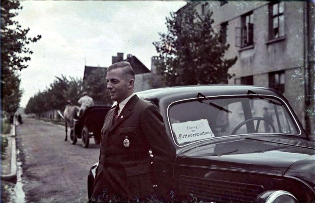 A thread of photos of Hans Biebow, who was the chief of German administration of the Lodz Ghetto (Litzmannstadt) in occupied Poland. A former coffee importer from Bremen, he was responsible for turning the ghetto into a huge slave labour camp.  #History  #WW2